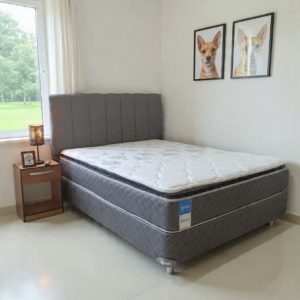 Sommier Koala Premium Silver Plus 140x190 + Cabecera Acolchada + 1 Mesita de Luz